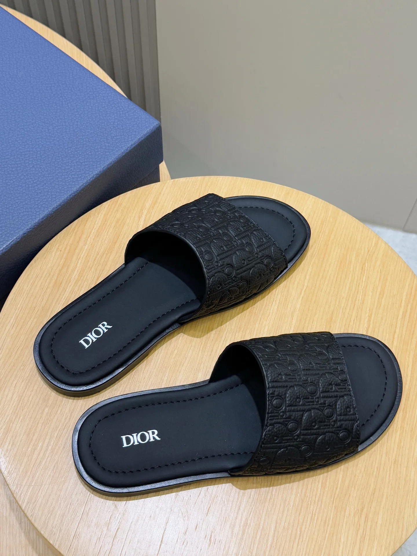Men's Men's Shoes 💰320 [New Style] 🐝🐝Dior Alias ​​men's leather slippers. This Alias ​​sandal is a new summer product, showing a casual and elegant style. Carefully crafted from grained cow leather and Oblique printed fabric, with cowhide lining! Cross-strap design with metal-clad brass CD Diamond logo. The imported cowhide leather and rubber sole adds sophistication and comfort, while Oblique print-effect anti-slip panels add style. Size: 39-44 (customized at 38.45)